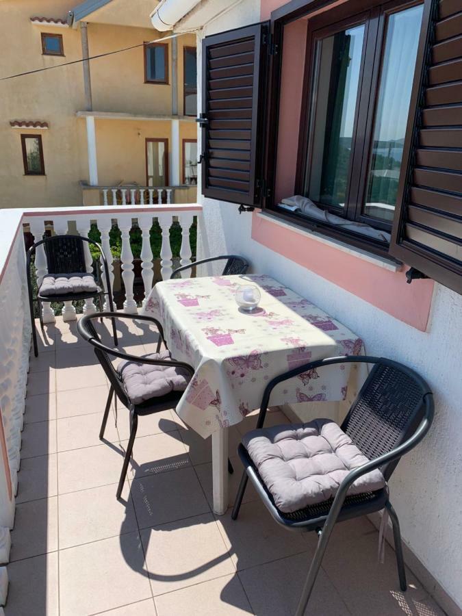 Apartments Ema 萨利 外观 照片